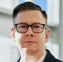 Retrato de Alexander Hughes, CEO e executivo de uma empresa de trading de criptomoedas